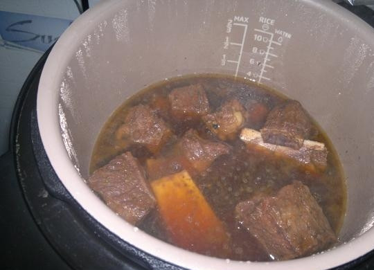 1. Этап. Тушеные говяжьи ребрышки в мультиварке: 4. Влейте горячую воду. Количество воды зависит от объема чаши и размера ребрышек. Ее должно быть достаточно, чтобы покрыть ребра. При желании можете добавить еще немного специй, щепотку соли, положить лавровый листик, например.