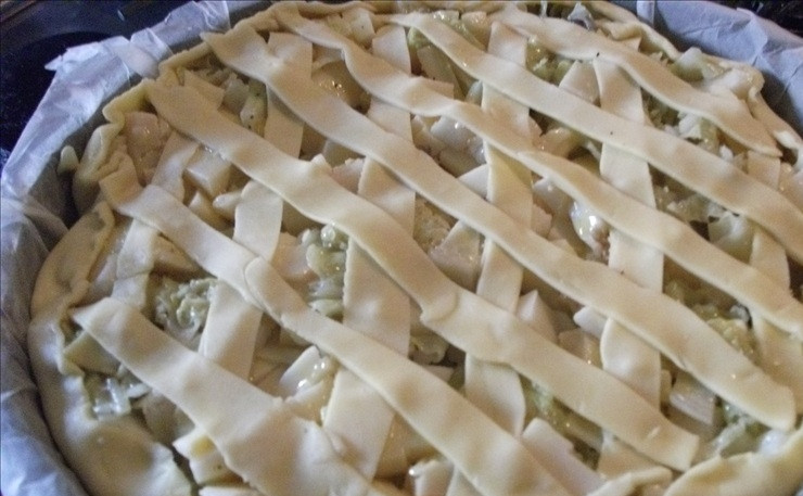 1. Этап. Капустник-пирог: Взбейте яйца с солью, перцем и щепоткой мускатного ореха, залейте начинку. Из остатков песочного теста нарежьте полоски, украсьте пирог «решеткой».