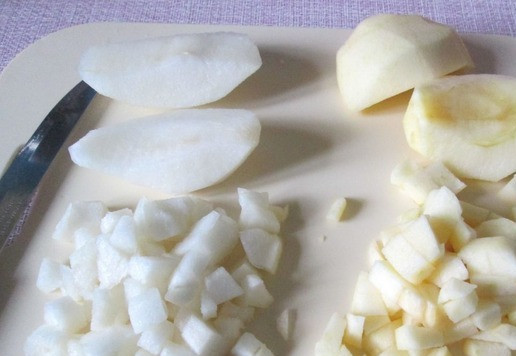 1. Этап. Фруктовый салат «Ассорти»: Грушу и яблоко очистить, удалить сердцевину и нарезать кубиком.