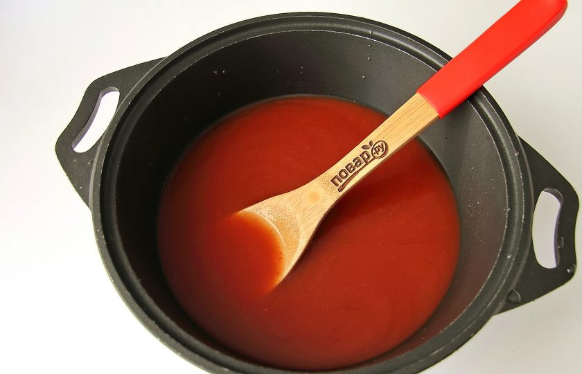 1. Этап. Лечо с томатным соком: В кастрюлю или казанок налейте томатный сок, добавьте сахар, соль, уксус и помешивая доведите до кипения.