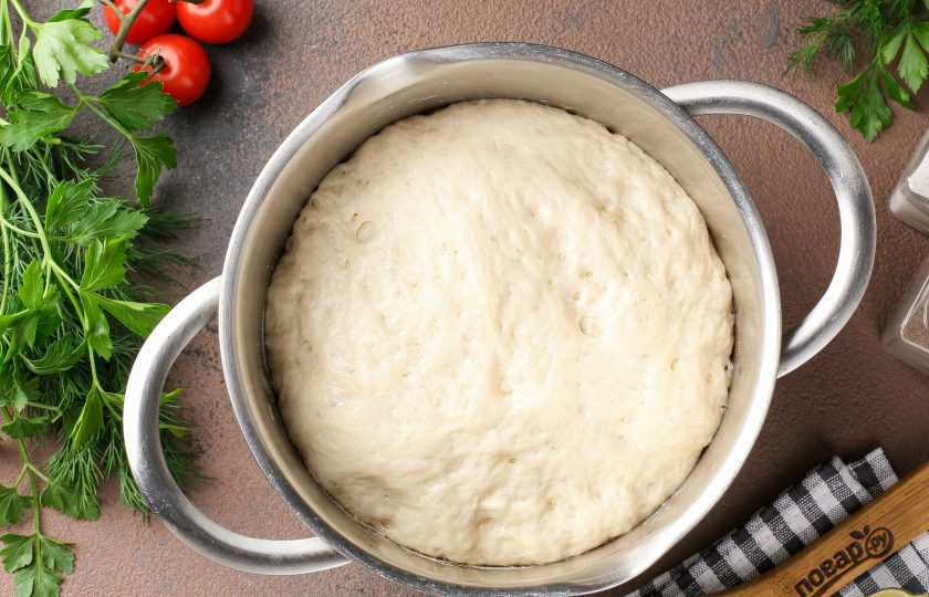 1. Этап. Пицца с горчичным соусом: Затем подготовьте ингредиенты для начинки, а тем временем тесто поднимется практически вдвое.