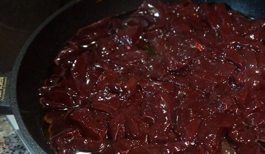 1. Этап. Печень по-строгановски: В сковороде разогреть хорошенько масло, отправить печень.