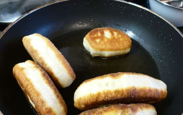 1. Этап. Пирожки с грибами и капустой: Как вариант, пирожки можно обжаривать в сковороде вместо духовки.