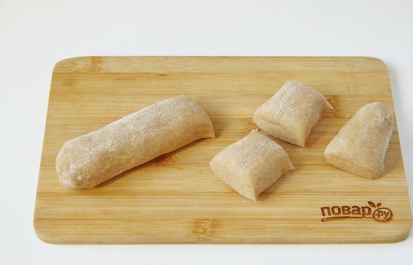 1. Этап. Буузы (классический рецепт): От теста отрежьте кусок и скатайте колбаску. Нарежьте колбаску кусочками, шириной около 2,5 - 3 см.