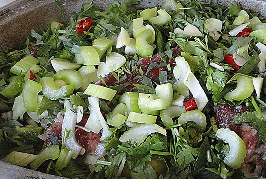 1. Этап. Чакапули из телятины: Стебель сельдерея измельчаем и также кладем в казан.