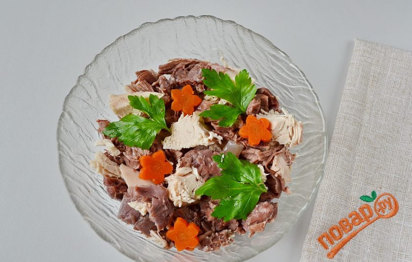 1. Этап. Домашний холодец из говядины и курицы: Можно оформить холодец и другим способом, без переворачивания. Для этого положите на дно тарелочки мясо, а сверху зелень и морковь.