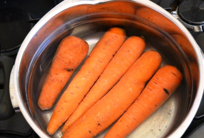 1. Этап. Салат из вареной моркови: Морковь отварите до готовности, затем потрите на терке.