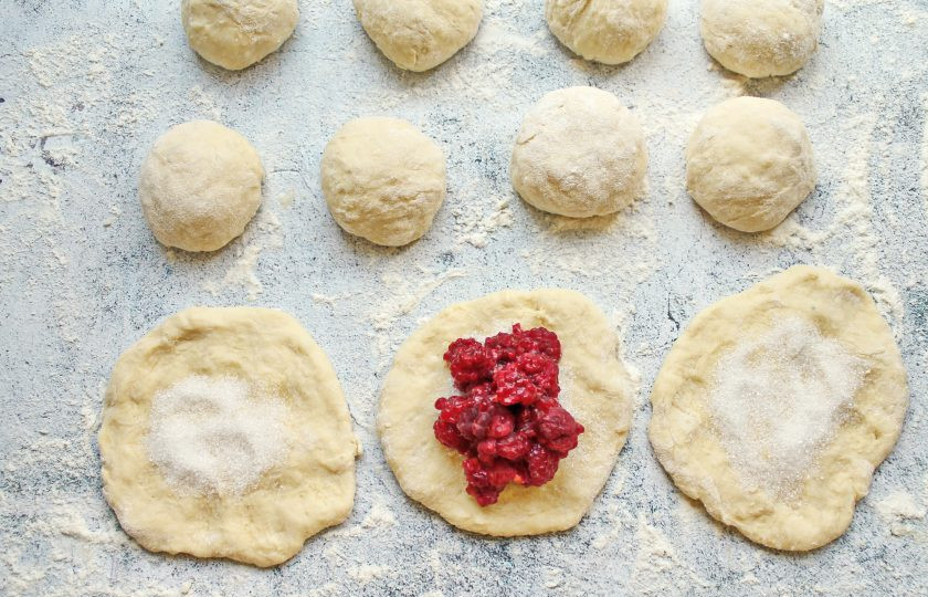 1. Этап. Пирожки на кефире и сметане: Руками сформируйте лепешки и выложите начинку. Я делала пирожки с малиной, луком и даже сосиски в тесте.