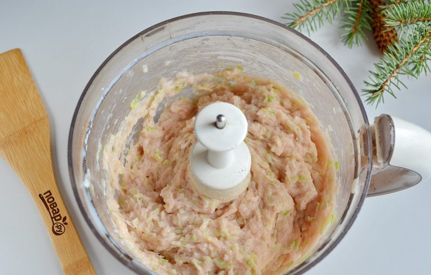 1. Этап. Куриный рулет в гранатовом желе: Включите технику на пару минут. Фарш готов.