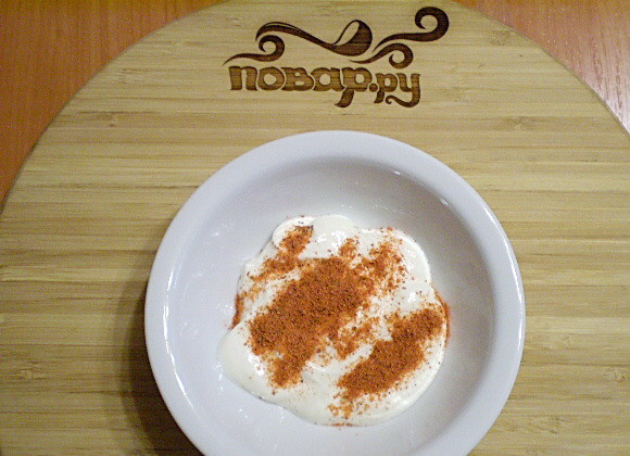 1. Этап. Соус из паприки острый: 3. Добавляем сметану, паприку.