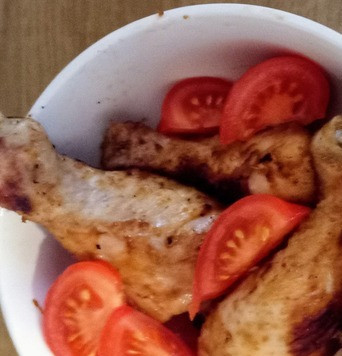 1. Этап. Курица, запеченная. в мисо-имбирном соусе: Запекать в предварительно разогретой духовке 15-18 минут. По окончания запекания спрыснуть содержание ёмкости соком лайма. Разложить по блюдам. Можно подавать с хлебом, рисом или овощами, например с помидорами. Приятного аппетита.