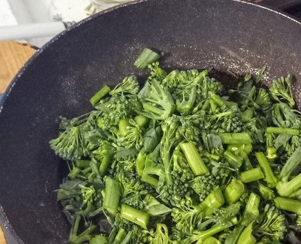 1. Этап. Обуглившиеся ньокки, брокколи и горгонзола: Разогреть половину масла оливкового в сковороде на среднем огне Добавить брокколи жарить 5 минут до частичного обугливания.