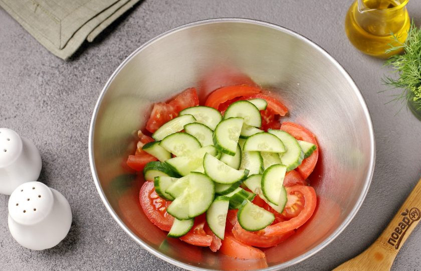 1. Этап. Салат Армения: Добавьте нарезанный полукольцами огурец.
