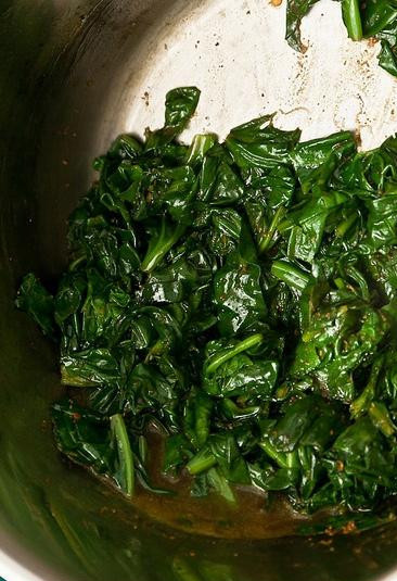 1. Этап. Шпинат с адыгейским сыром: В кастрюлю добавляем топленное масло, хорошенько разогреваем его и добавляем все специи одновременно. Хорошенько обжариваем, перемешивая (главное их не спалить) и добавляем нарубленный шпинат. Затем вливаем три столовые ложки воды, накрываем крышкой и тушим на слабом огне около 10 минут.