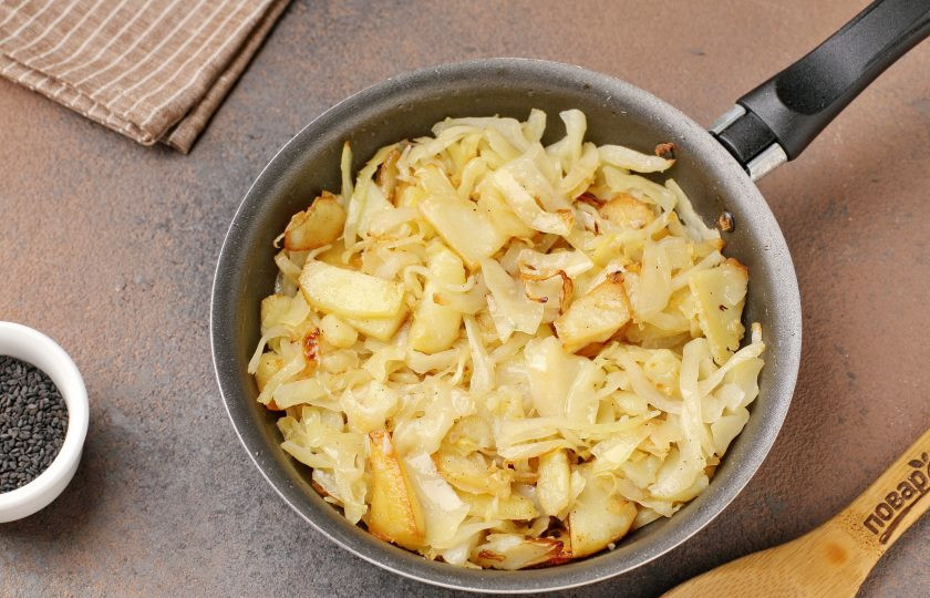 1. Этап. Заливной пирог с капустой и картошкой в духовке: Тушите овощи под крышкой, периодически помешивая, около 10-15 минут.