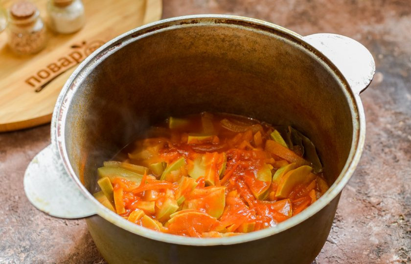 1. Этап. Закуска Казацкая на зиму: В конце приготовления добавьте столовый уксус, перемешайте и выключите огонь.