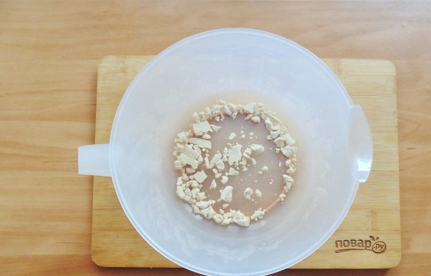 1. Этап. Дрожжевые рогалики с вишней: Дрожжи раскрошите в глубокую емкость.