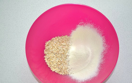 1. Этап. Овсяное печенье с льном: В глубокую миску отправьте овсяные хлопья и просеянную муку.