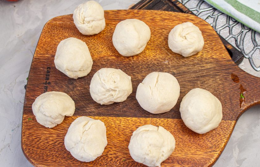 1. Этап. Чуду с черемшой: Отдохнувшее тесто разделите на 8-10 равных частей, скатайте шарики.