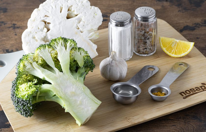 1. Этап. Цветная капуста и брокколи: Подготовьте все ингредиенты.