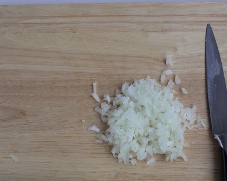 1. Этап. Ленивые мини пирожки с индейкой: Достаньте слоеное тесто их холодильника для разморозки. Тем временем лук очистите и нарежьте мелкими кубиками.