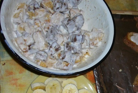 1. Этап. Бисквитный детский торт: Возьмите большую чистую миску, выложите в нее сметану. Насыпьте туда стакан сахара и хорошенько перемешайте. Остатки коржей нарежьте на кубики и положите в получившийся сметанный крем. Перемешайте и дайте коржам впитать в себя сметану. Бананы очистите от кожуры и нарежьте на тонкие кружочки.