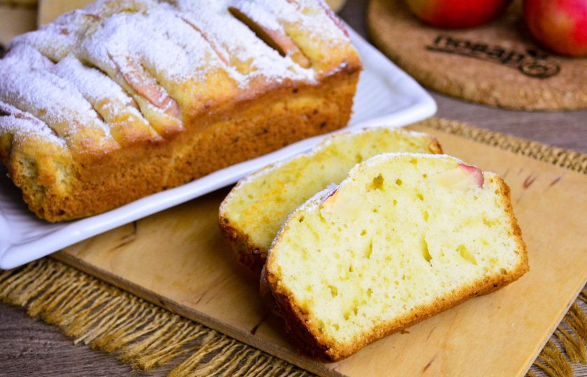 1. Этап. Ванильный кекс с яблоками: Остывшую выпечку присыпьте сахарной пудрой и разрежьте на порционные кусочки.