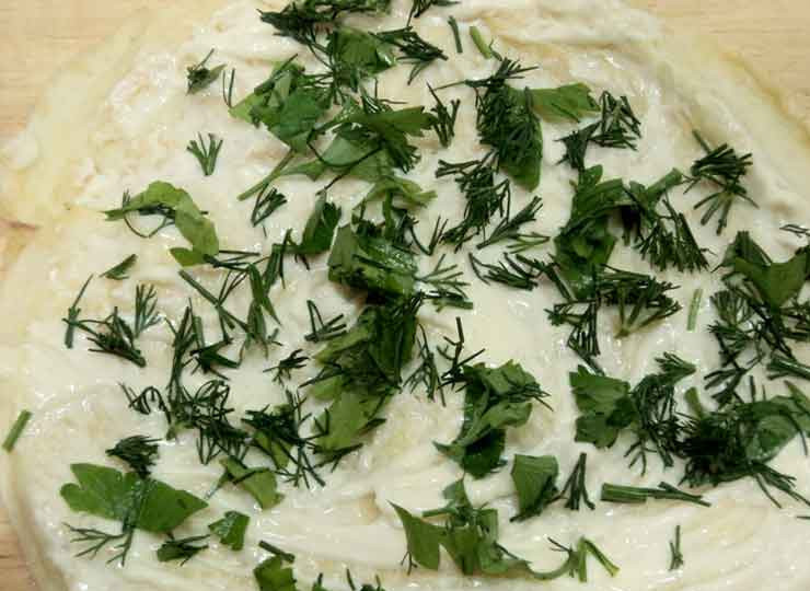 1. Этап. Рулетики из яичных блинчиков: Блинчик смажьте майонезом с чесноком, посыпьте зеленью.