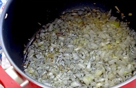 1. Этап. Ленивые голубцы для детей: Заранее сварите яйца и прокрутите через мясорубку варёное мясо. Лук почистите и мелко нашинкуйте, пассеруйте в кастрюле на масле до прозрачности.