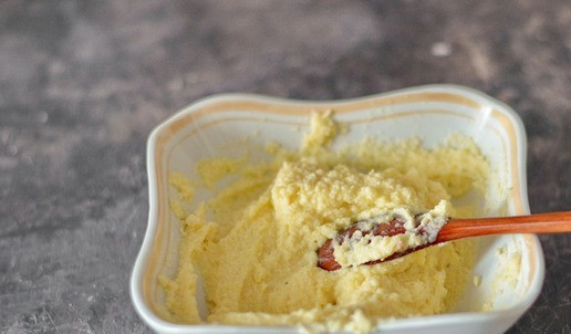 1. Этап. Оладьи из картофельного пюре с манкой: Тщательно всё размешайте до однородной массы. Можно дать картофельной массе постоять примерно 10-15 минут, чтобы манка набухла.