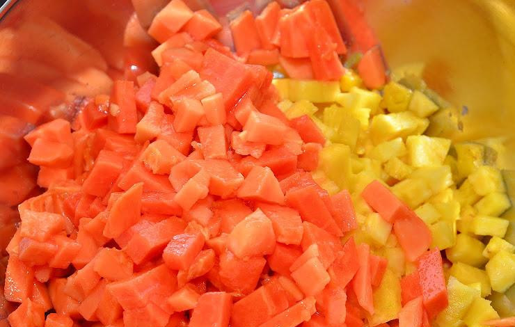 1. Этап. Сальса из ананаса и папайи: Папайю, очищенную от семян и кожуры, нарезаем кубиками и отправляем к помидорам и ананасу.