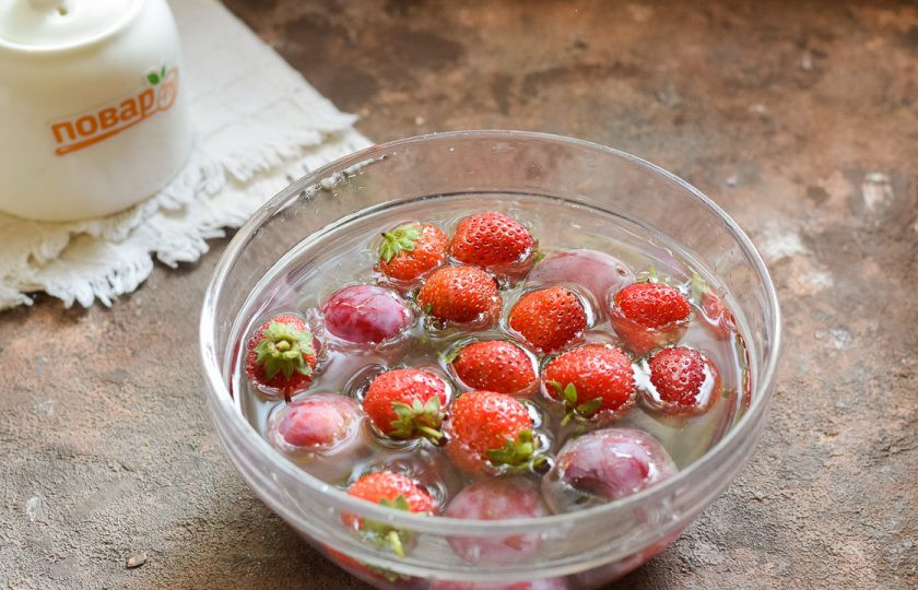 1. Этап. Компот из клубники и сливы на зиму: Вымойте сливы и клубнику, у клубники оборвите хвостики.