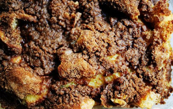 1. Этап. Французские тосты с корицей: 5. Выпекать французские тосты в течение 45 минут - 1 часа до готовности. Нарезать тосты на ломтики, выложить сверху кусочек сливочного масла или сбрызнуть кленовым сиропом и сразу подавать.