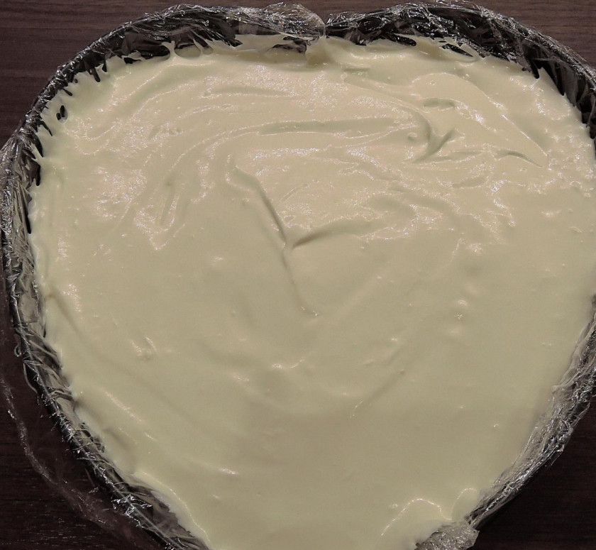 1. Этап. Чизкейк с персиками: 15. Заливаю оставшейся второй сырной массы половиной и отправляю форму на 2 часа в холодильник.