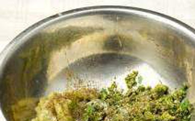 1. Этап. Пхали из баклажанов с гранатом: В миску с мякотью баклажана отправьте получившуюся смесь из зелени и орехов, добавьте соль, масло, кориандр и тщательно перемешайте.