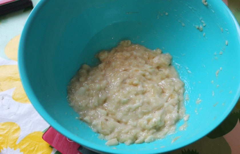 1. Этап. Банановые оладушки на молоке: Первым делом бананы очищаем от шкурки и нарезаем на любого размера кусочки. Затем выложите в мисочку и разомните вилкой бананы.