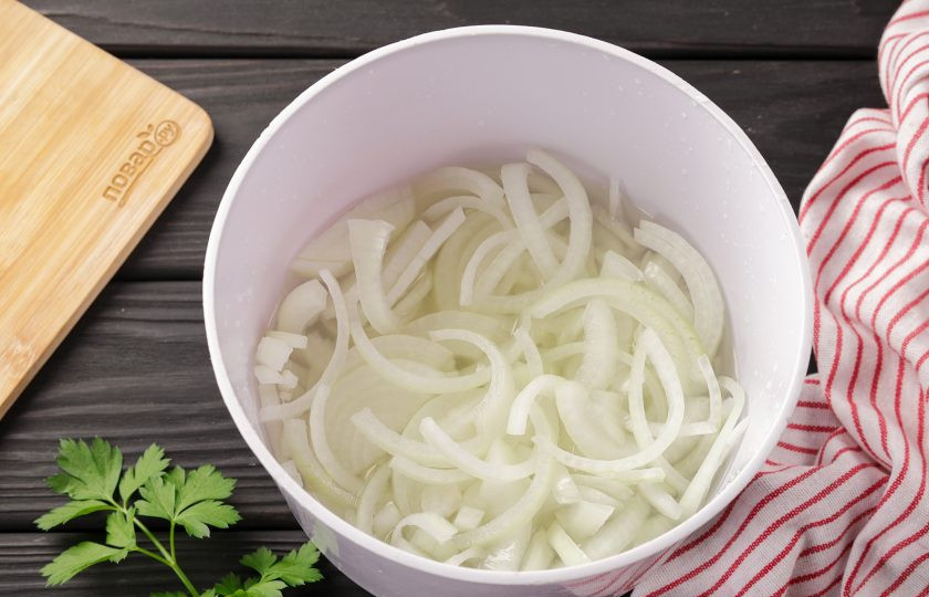 1. Этап. Куриные окорочка в казане на костре: Лук нарежьте полукольцами, его можно залить водой и тоже убрать до приготовления в холодильник.