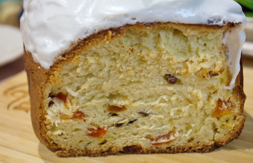 1. Этап. Кулич пасхальный в хлебопечке: Вот кулич в разрезе. Я не смогла удержаться, разрезала его еще теплым, но он такой вкусный и ароматный, сухофрукты не падают на дно кулича. Все равномерно и вкусно.