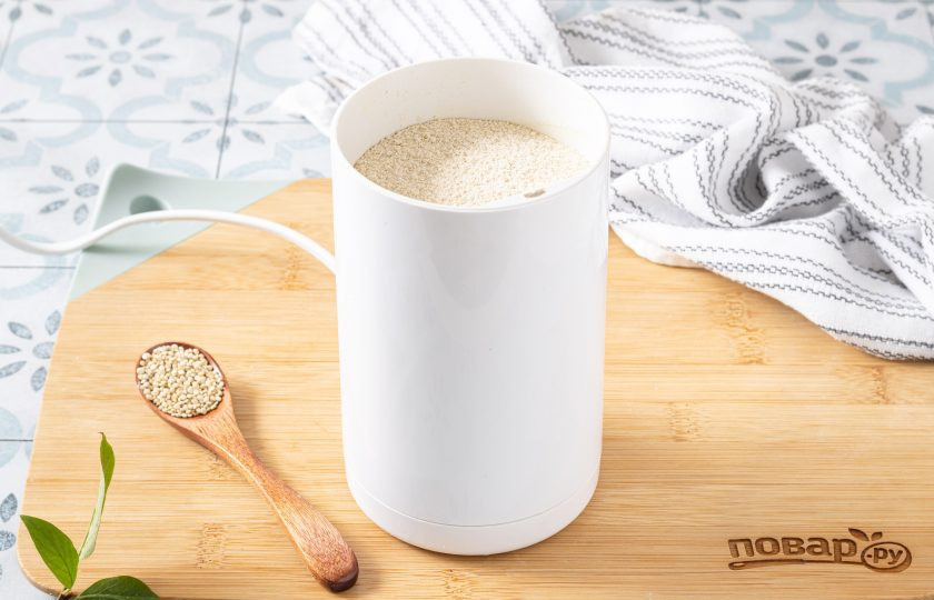 1. Этап. Постные оладьи из киноа: Киноа измельчите в кофемолке до состояния муки, затем просейте через мелкое сито.