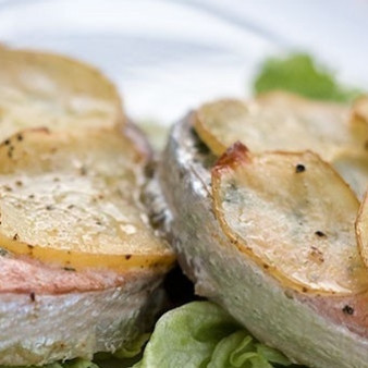 Лосось, запеченный с картофелем