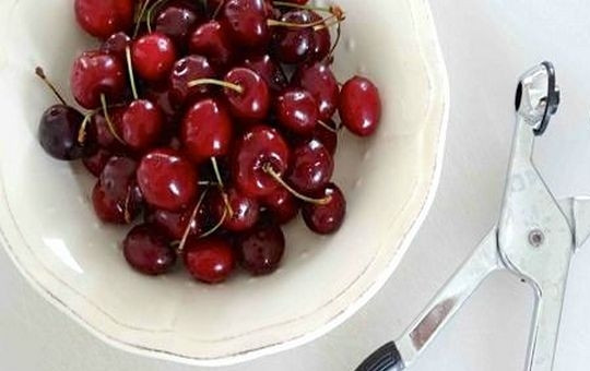 1. Этап. Сорбет из черешни: 1. Для того чтобы сделать хороший сорбет из черешни, выберите спелые, ароматные и крепкие ягоды. Черешню освободите от черенков, вымойте и удалите косточки.