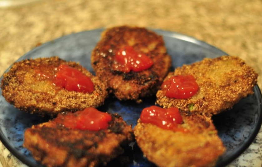 1. Этап. Котлеты из фарша: Готовые котлетки лучше на минутку положить на салфетку, чтобы стекло масло. Все, можно подавать!