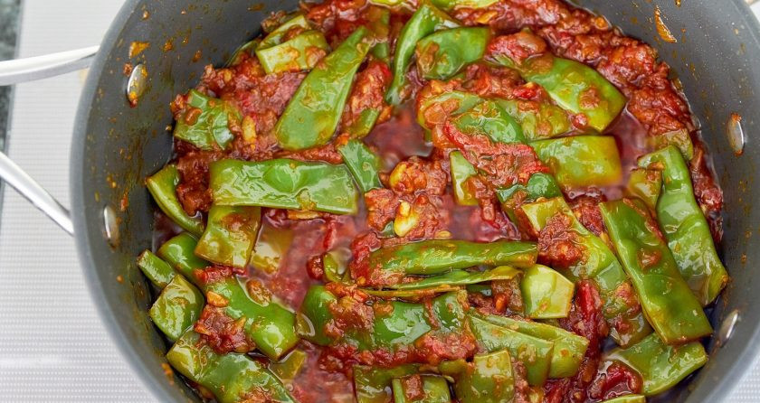 1. Этап. Зеленая фасоль, тушенная с томатами: 3. Откройте крышку и увеличьте огонь, чтобы собравшаяся жидкость немного выкипела, затем выключите огонь.