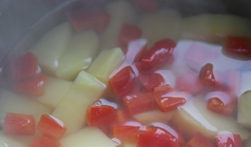 1. Этап. Деревенский испанский салат с тунцом: В подсоленой воде отварить картофель. За пару минут до готовности добавить к картофелю болгарский перец.