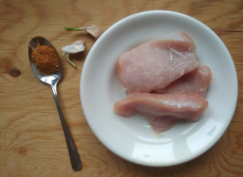 1. Этап. Филе индейки с чесноком в фольге: 1. Выберите подходящие продукты. Индейку промойте и обсушите.