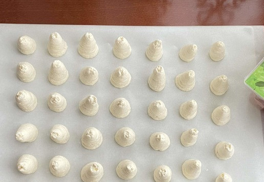 1. Этап. Закуска Грибочки: Сливочно- сырную массу переложите в кондитерский мешок. Если она жидковата, то положите на несколько минут в холодильник. И, как только масса слегка загустеет, отсадите грибные 