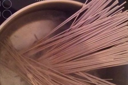 1. Этап. Соба с морепродуктами: Ставим вариться гречневую лапшу по инструкции на упаковке в чуть подсоленной воде, но не больлше 5 минут. Затем откидываем на дуршлаг.