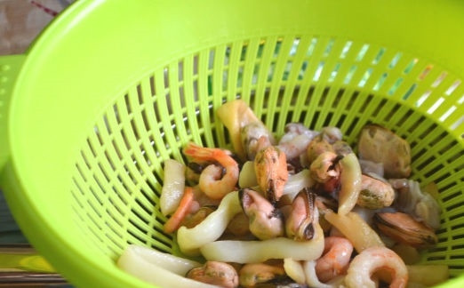 1. Этап. Салат из морепродуктов с фасолью, кукурузой и каперсами: 3. Откиньте на дуршлаг и обсушите.