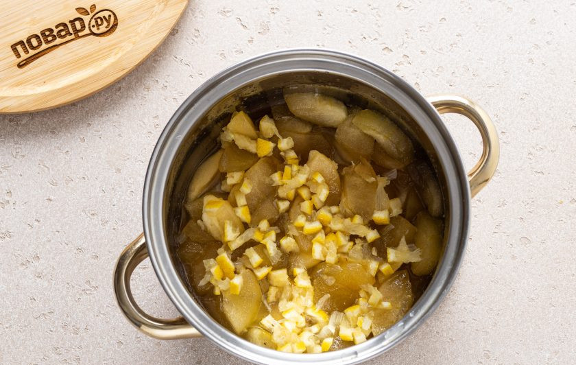 1. Этап. Варенье из яблок с лимоном: В третий раз добавьте мелко нарезанный лимон с кожурой. Варите 20-30 минут на медленном огне.