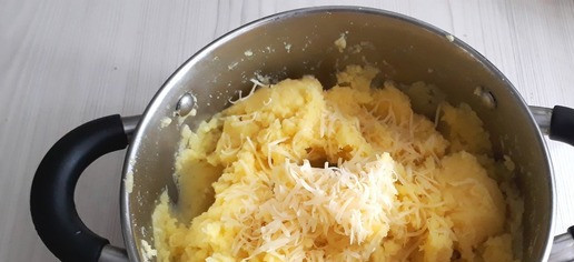 1. Этап. Картофельная запеканка Калейдоскоп: Картофель отварить в подсоленной воде до готовности, затем воду слить, оставив немного водички, примерно 2-3 ст. ложки. Пюрировать картофель, затем в горячее картофельное пюре добавить натертый на терке сыр, примерно 1/2 часть от общего количества сыра, сливочное масло (100 гр.).